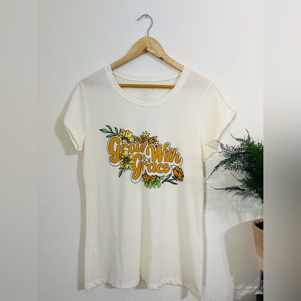 Wound Up Grow With Grace Floral Graphic Tee Size XL (15/17)